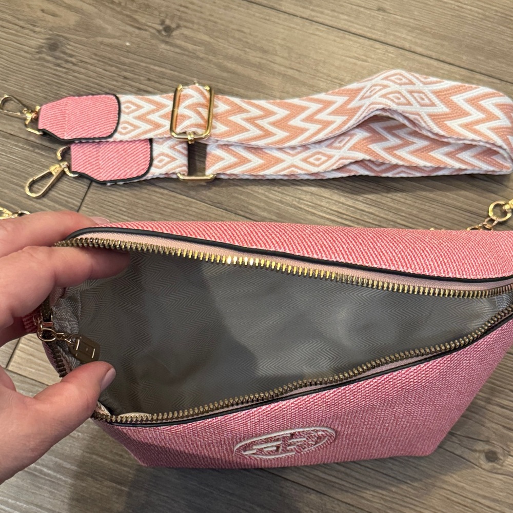 🆕 Gorgeous Pink and White Crossbody Belt Bag with 2 Strap Options! NWOT!💥 - Picture 3 of 3